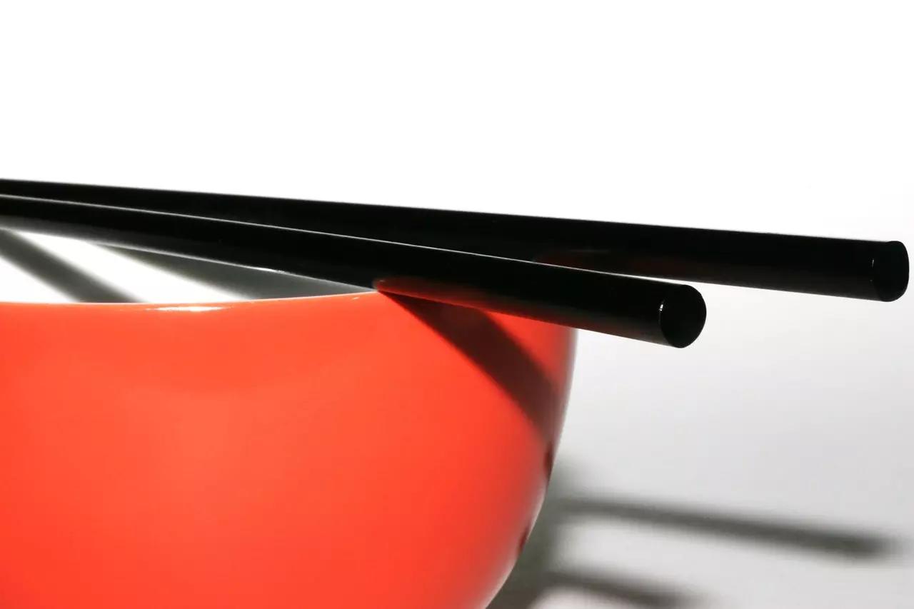 In questi paesi, infatti, si mangia con la mano destra e senza l’ausilio di strumenti.