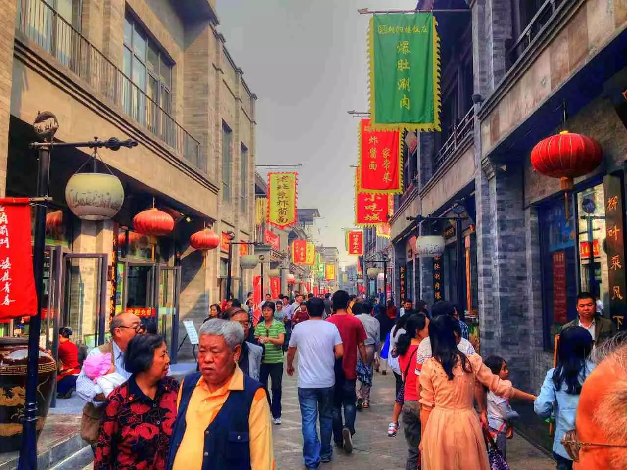 Entrambi hanno un certo fascino, ma molto diverso l’uno dall’altro. A te la scelta.