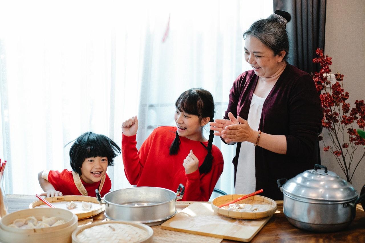 Il bambini cinese studiano più facilmente con i corsi di cucina