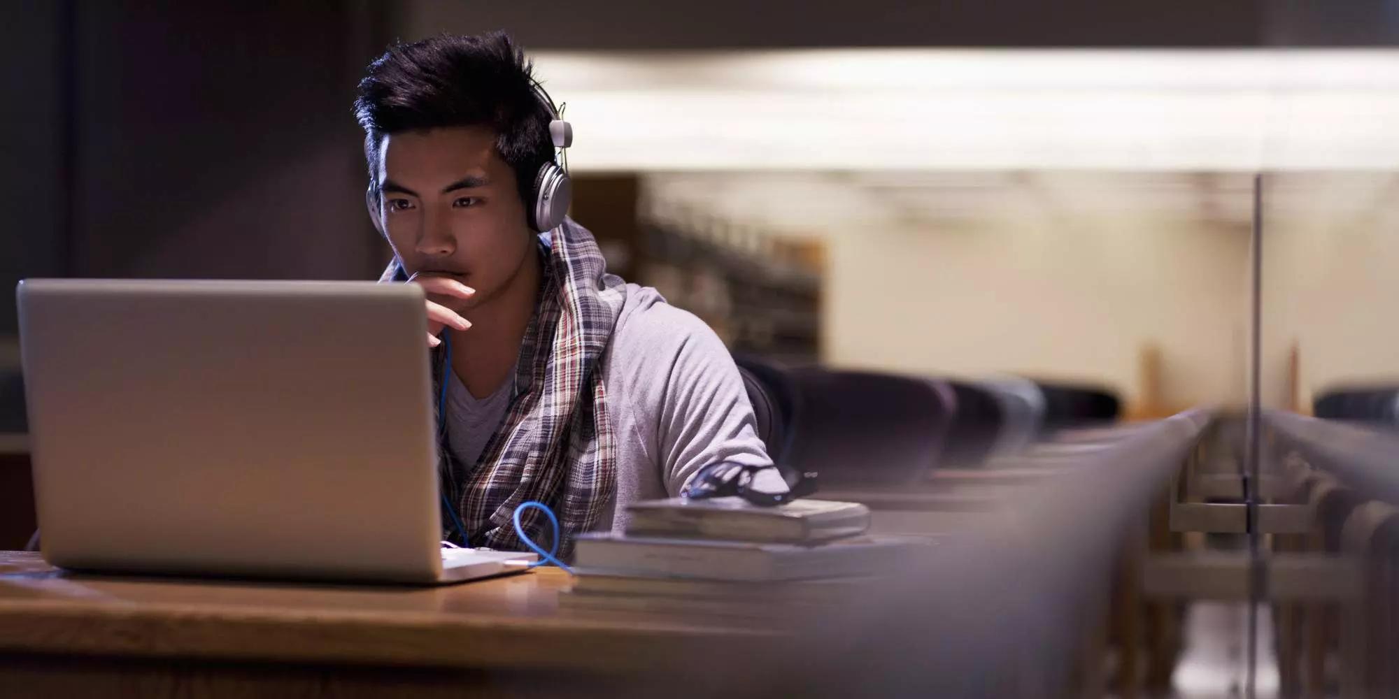 Bastano una connessione internet e una webcam per poter seguire un corso di giapponese, ovunque ci si trovi e a prezzi contenuti.