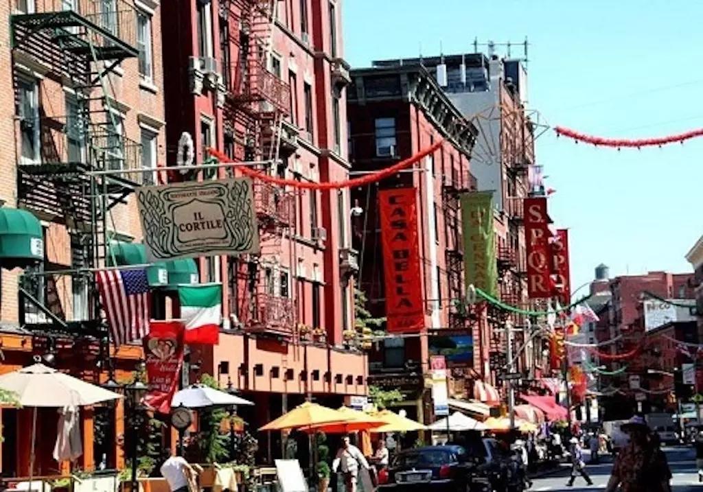  La più famosa "Little Italy": quella di New York College Street è il centro della Little Italy, il quartiere italiano della città canadese di Toronto Little Italy è il nome dato a vari quartieri di origine italiana sparsi per il mondo anglosassone.