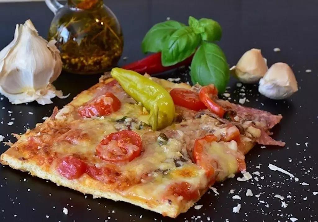 La pizza è un prodotto gastronomico salato che consiste in un impasto a base di farina, acqua e lievito.