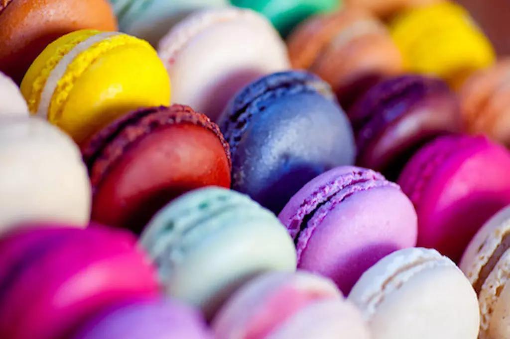 Il macaron o macaron francese è un pasticcino il cui nome deriva dall'italiano dialettale "maccarone"