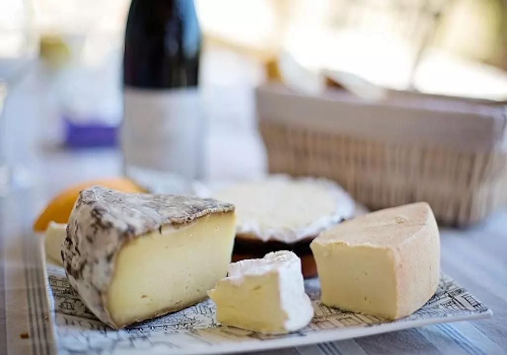 Valle d'Aosta e Fontina possono essere considerati quasi sinonimi. La produzione del famoso formaggio, celebre in tutto il mondo, è una delle principali attività nella più piccola regione d'Italia.