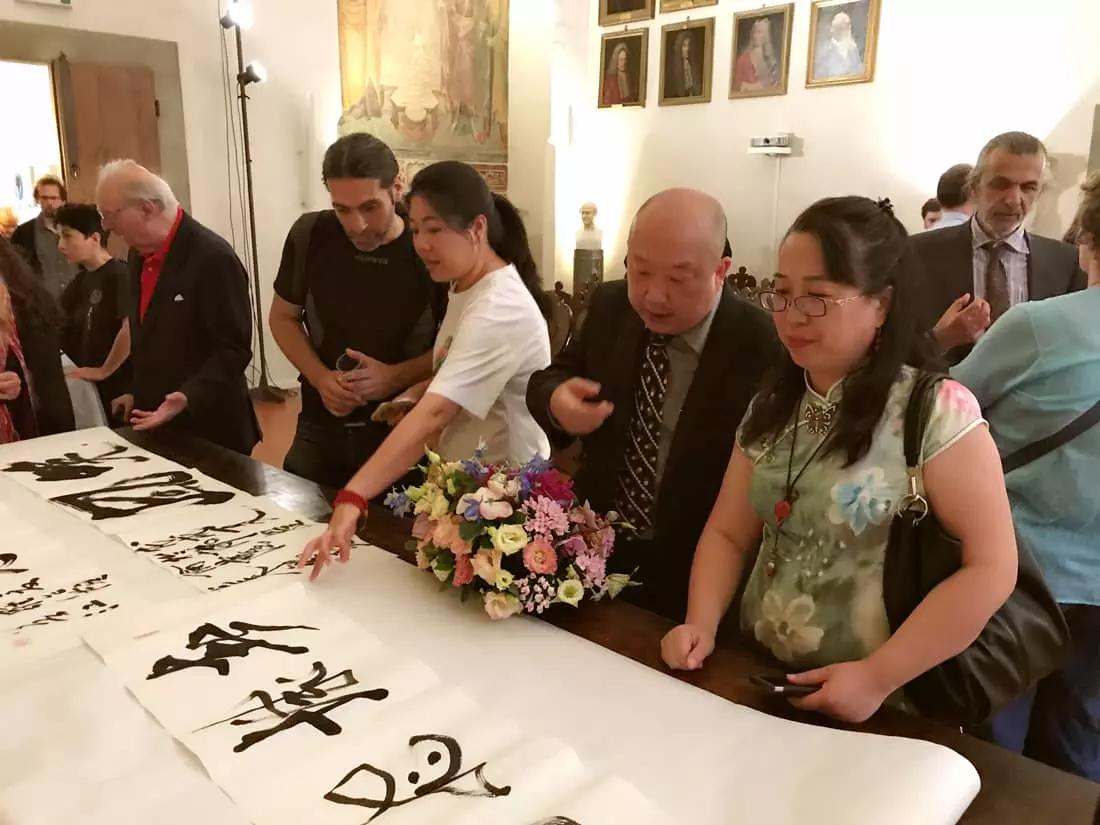 Le associazioni italo cinesi promuovono la lingua e la cultura cinese e lo scambio tra le due comunità.