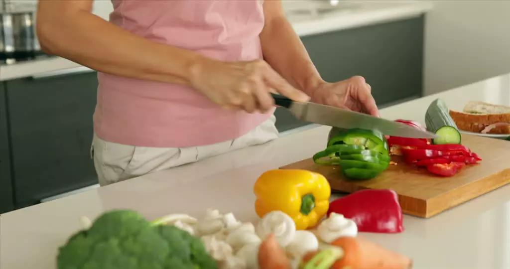 La prima lezione di cucina ti insegna a tagliare la verdura.
