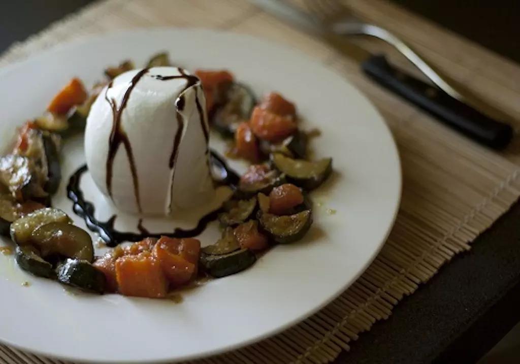 La mozzarella di bufala campana è un prodotto caseario dell'Italia Meridionale, prodotto tradizionalmente in Campania, soprattutto nelle province di Caserta e Salerno