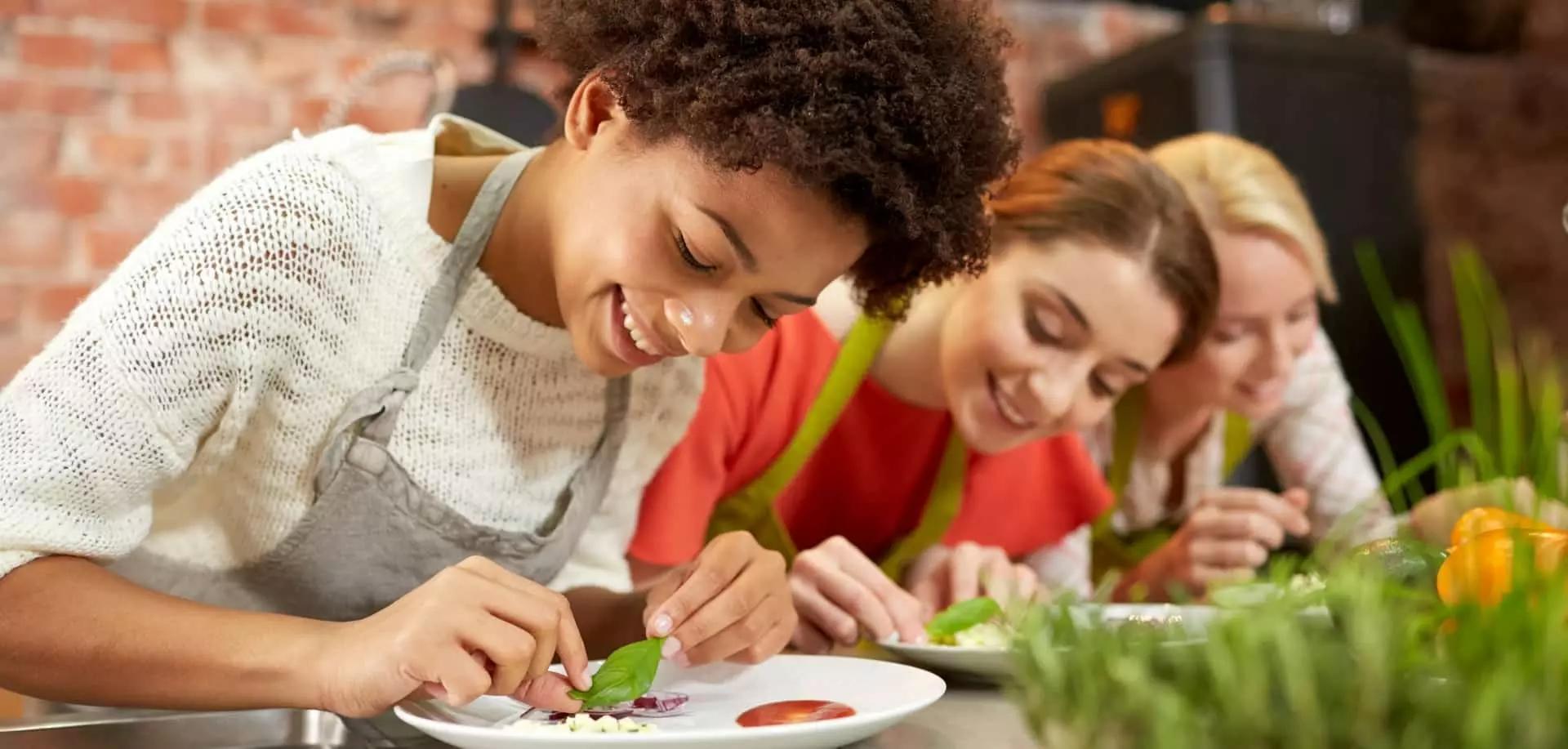 Trovi lezioni di cucina amatoriale presso le scuole degli chef stellati, presso i centri di formazione o con uno chef a domicilio.