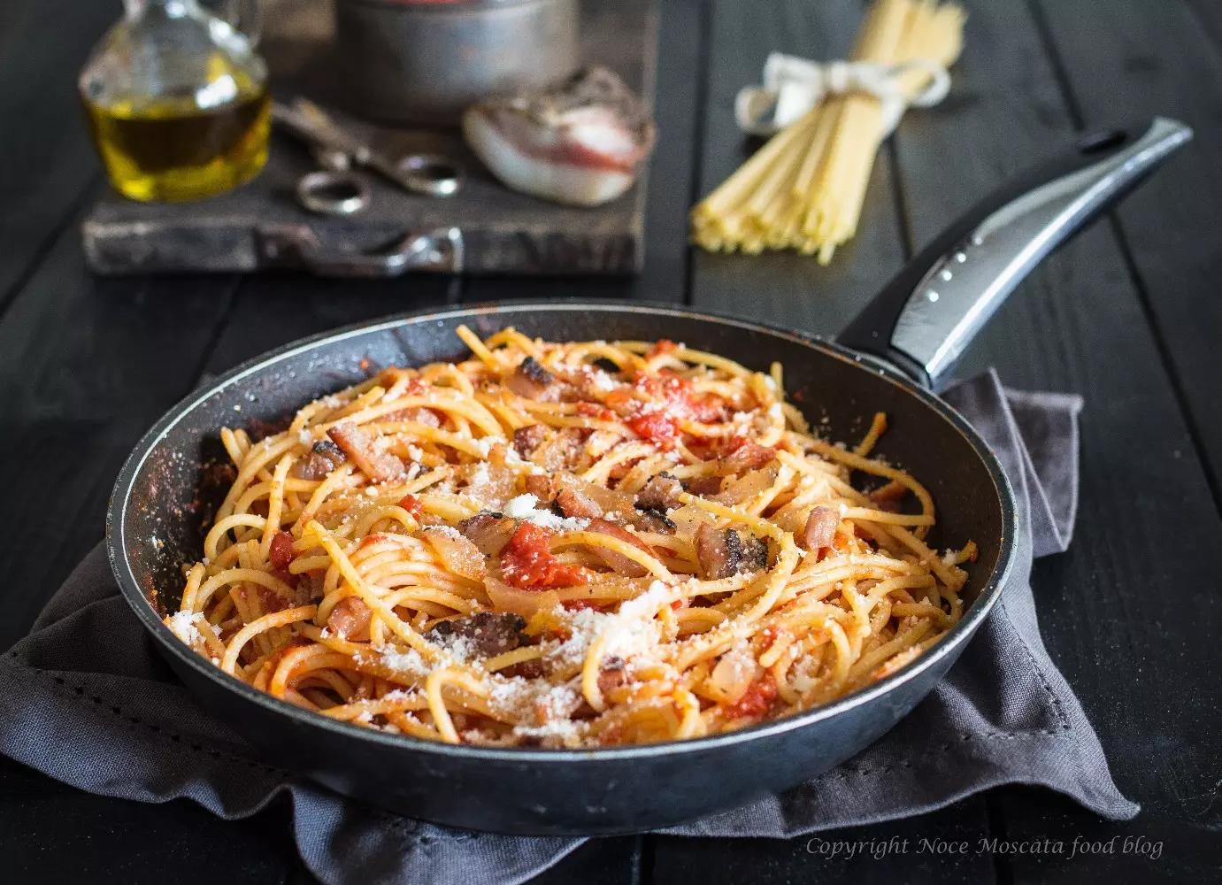 Il guanciale è uno degli ingredienti chiave di questa ricetta! 