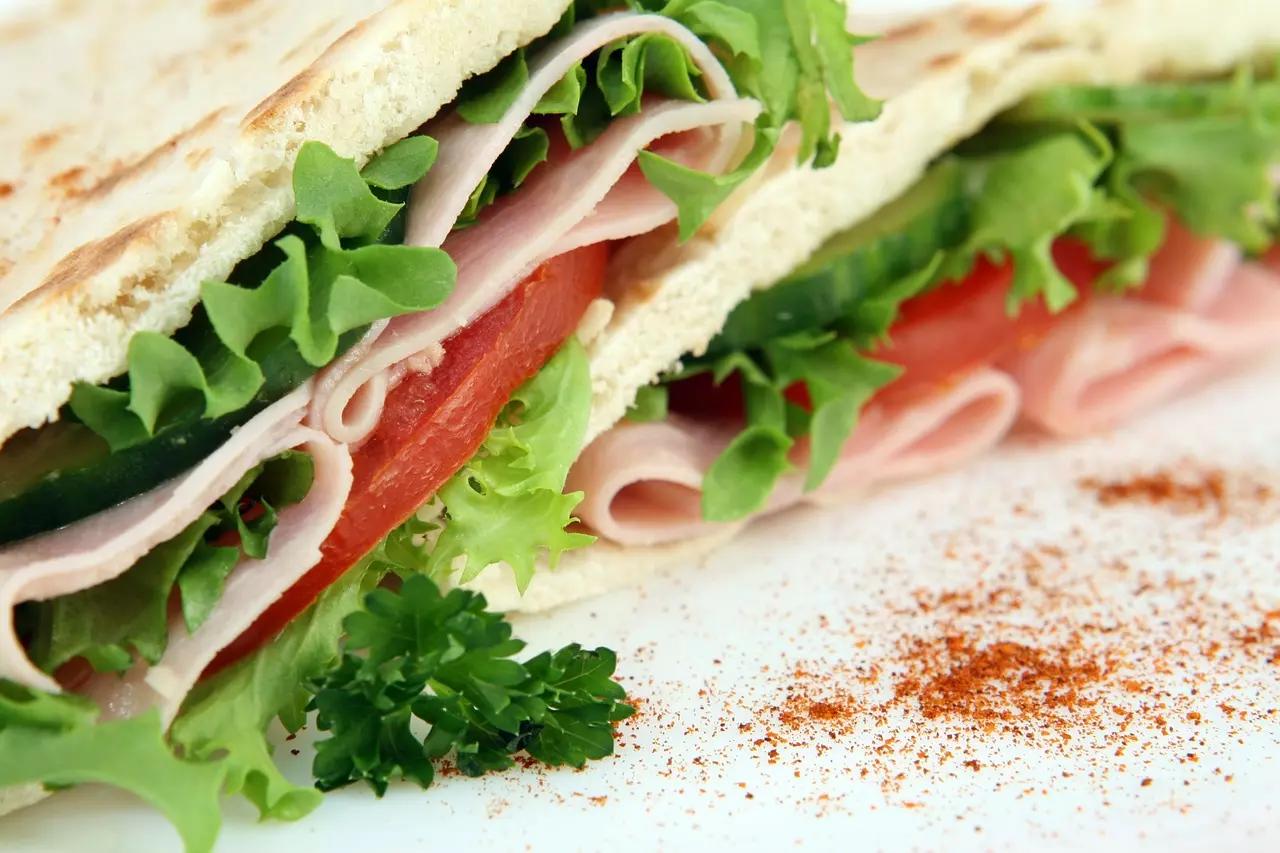 Per quanto semplice, il club sandwich è una delle pietanze più apprezzate in tutto il mondo.