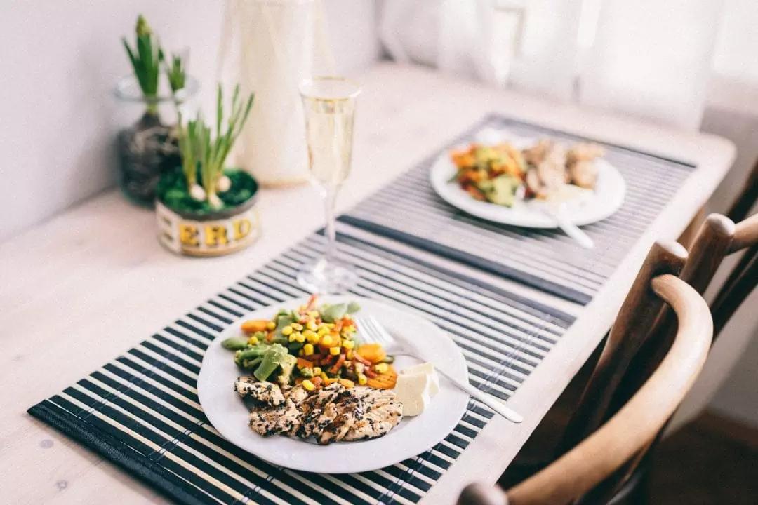Conquista i tuoi invitati allenandoti con un libro di cucina.