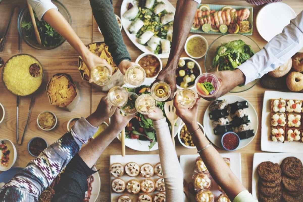 Cucinare per gli amici dopo aver seguito uno dei corsi di cucina online!