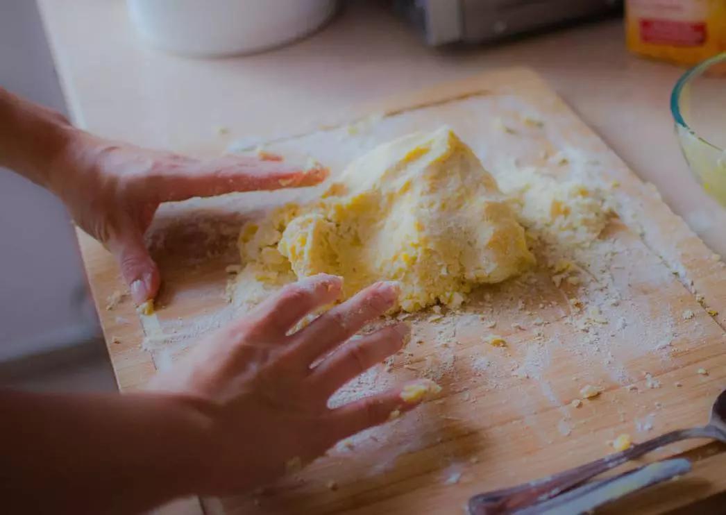 Con la guida di un ricettario per principianti chiunque può imparare a fare l'impasto.