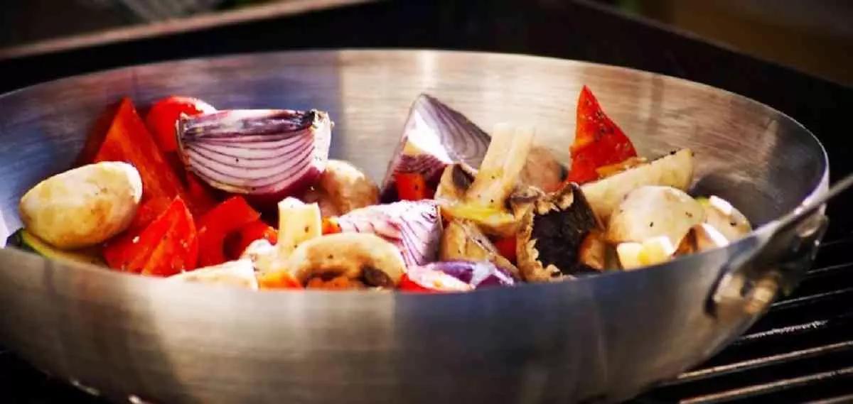 Se sei un esegeta della cucina asiatica non puoi non avere in casa tua una collezione di wok di tutte le dimensioni.