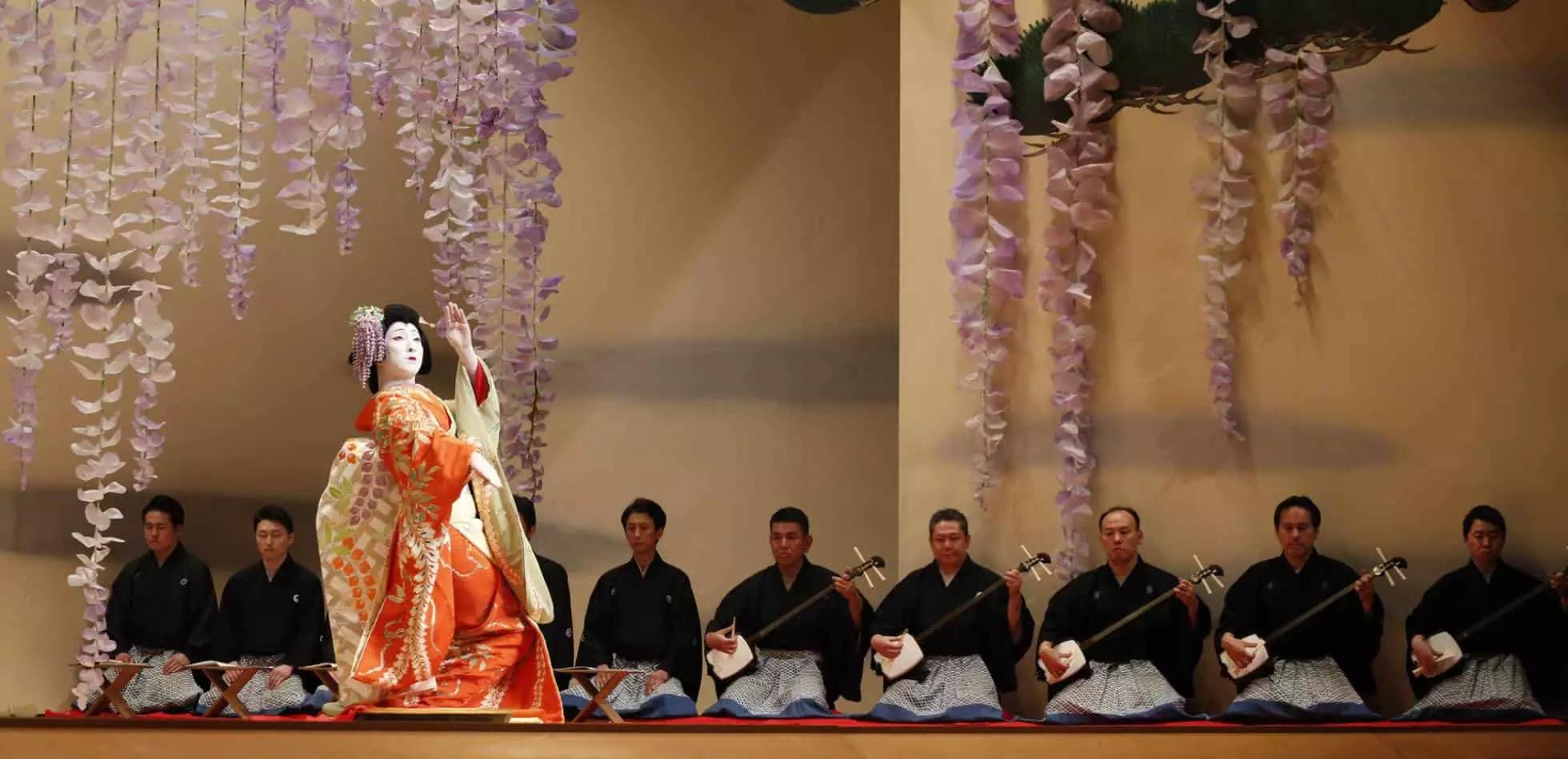 Ci sono molti motivi per seguire corsi di giapponese come scoprire il teatro e i film in lingua originale, apprezzare le capitali antiche e moderne del Giappone, andare a lavorare per una delle grandi aziende della terza economia mondiale.