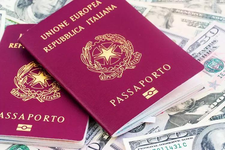 Il passaporto è il documento che vi permette di viaggiare all'estero.