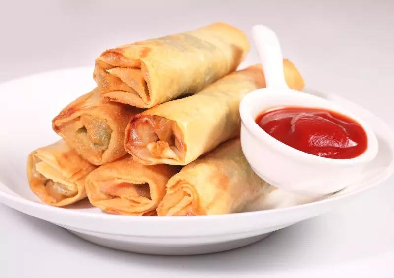 Potete anche preparare dei semplici involtini primavera se i vostri invitati sono vegetariani. 