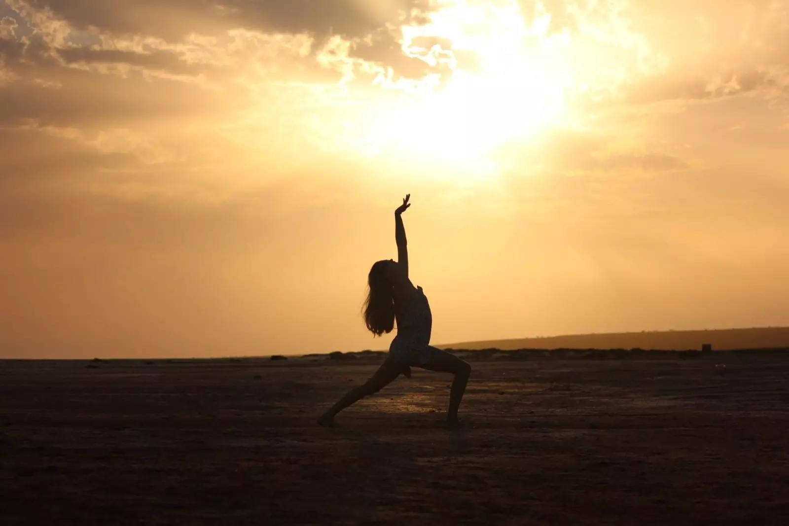 Per migliorare i movimenti durante una lezione di danza, dovresti fare degli esercizi per aumentare l'elasticità di collo, dorso, braccia, gambe e bacino facendoti aiutare anche con sessioni di yoga.