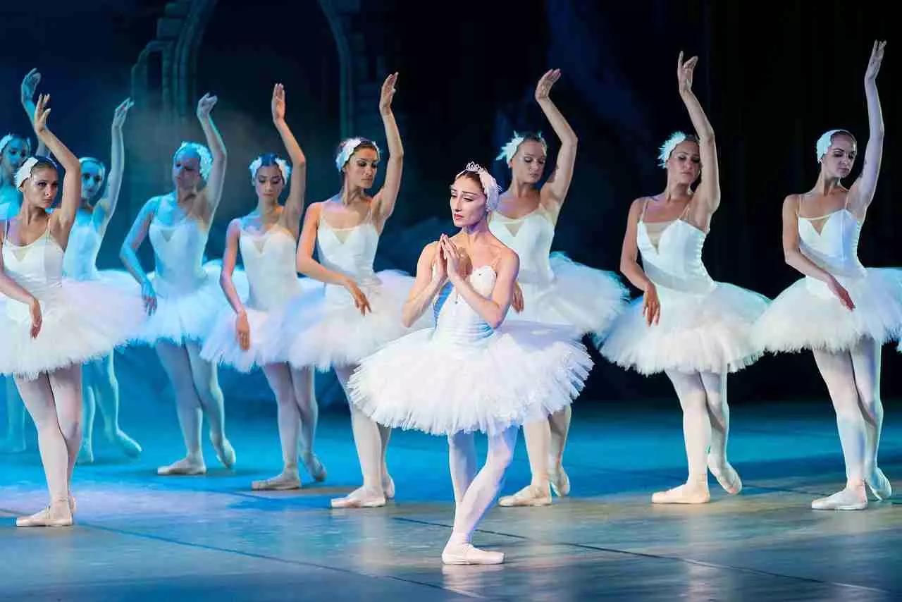 E il ruolo di prima ballerina spesso viene attribuito ad un maschio, rovesciando completamente i ruoli classici.