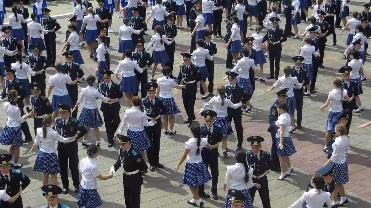 Trova un insegnante di danza che organizzi corsi specifici dedicati agli amanti delle danze del passato.