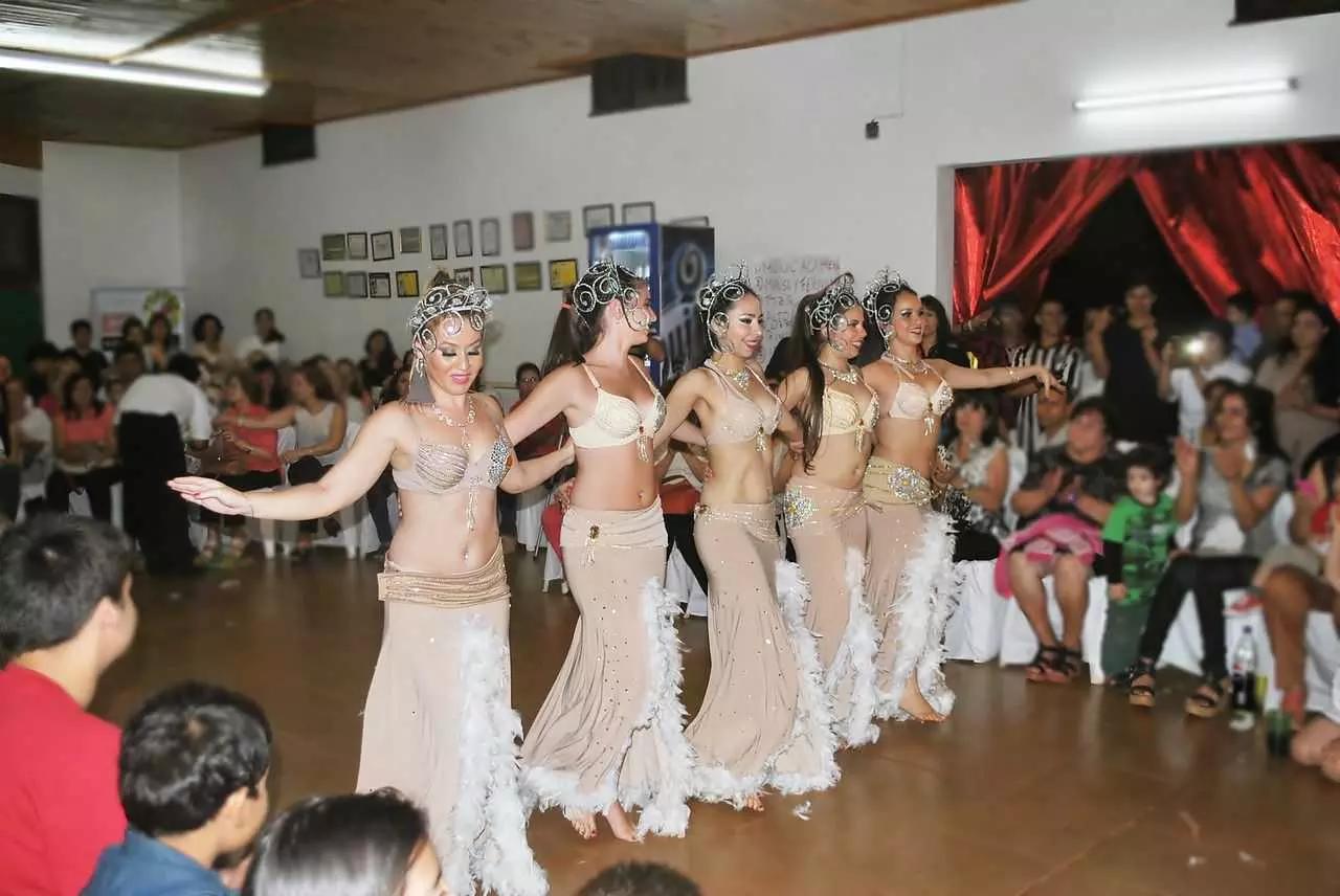 Al di fuori dei circuiti tradizionali e classici, gli stili di danza si susseguono e si accavallano gli uni con gli altri.