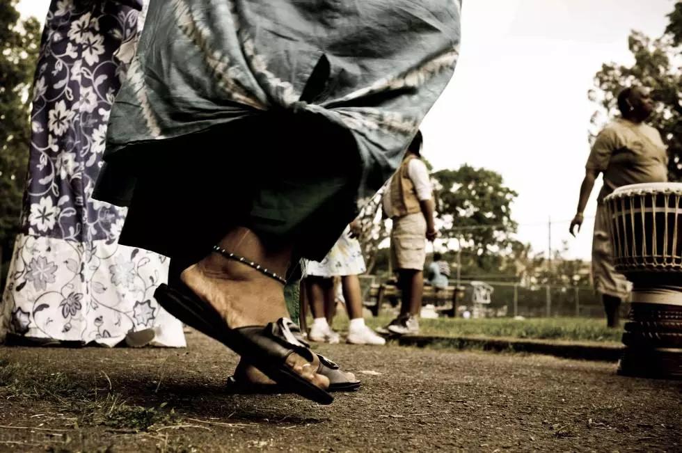 La danza afro ti consente di lavorare sulla tua flessibilità, tono, ritmo e persino musicalità!