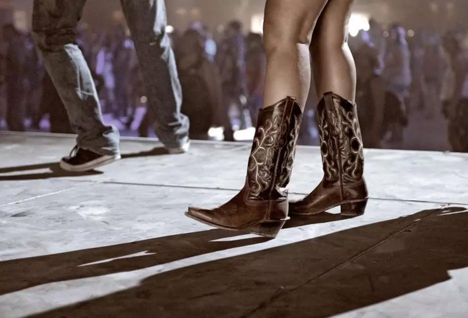 Ci sono molte varianti per i passi ma quella più semplice segue un modello semplice che i principianti possono imparare rapidamente.