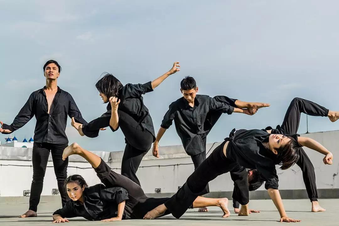 Puoi dare lezioni di danza in accademie ed istituti coreutici, scuole di danza o palestre, ma se vuoi avere un lavoro a tempo pieno è sempre bene integrare con dei corsi di danza privati.