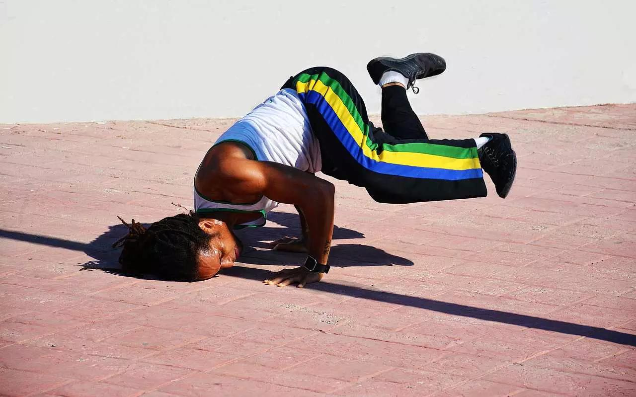 Se sei già in forma, mantieniti grazie alla danza; altrimenti, il ballo ti aiuterà a migliorare la tua forma fisica.