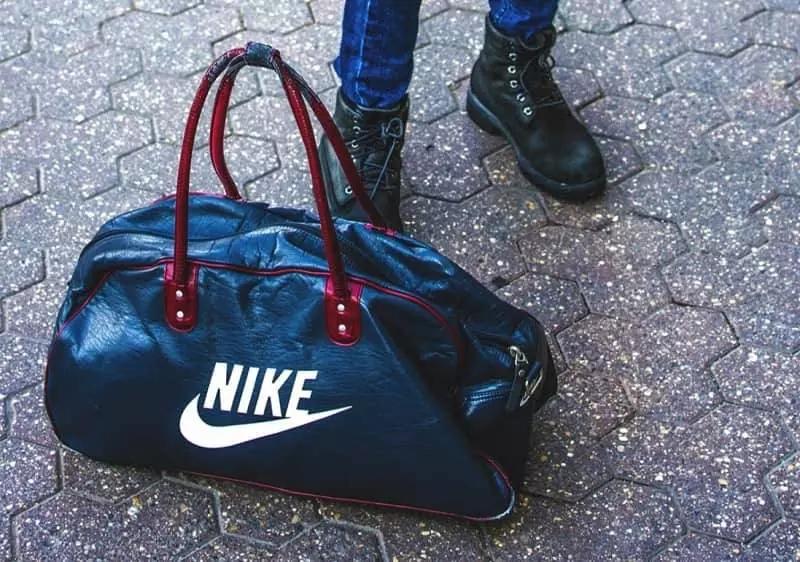 Evitate di acquistare una borsa troppo pesante o rischiate di crearvi problemi alla schiena!