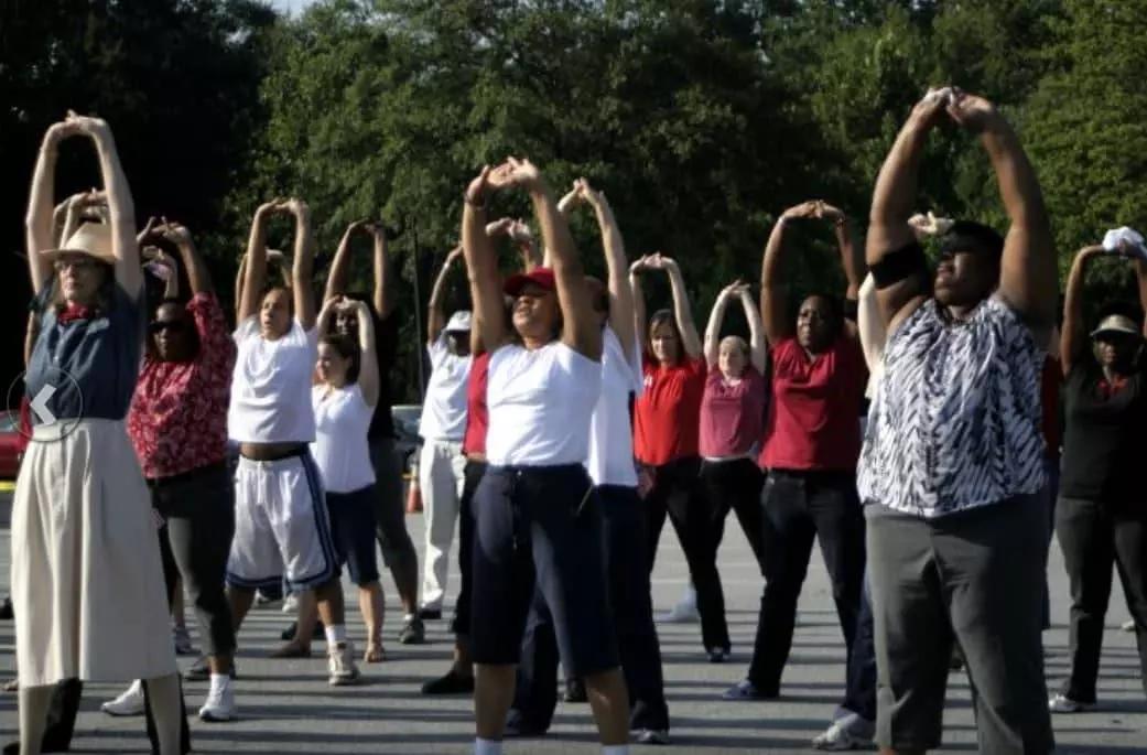 Lo stretching è necessario per evitare stiramenti e contorsioni. 