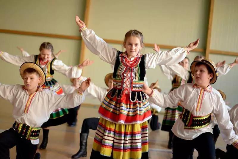 Dai bambini ai pensionati, tutti possono condividere la passione per la danza!