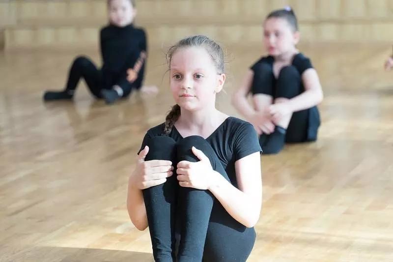 A partire dalle scuole elementari i bambini iniziano ad imparare seriamente le basi della danza. 