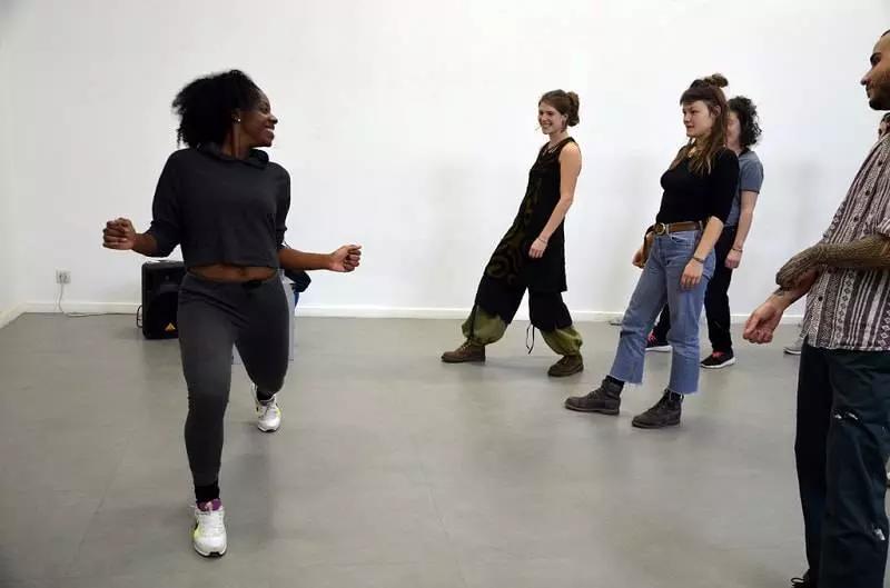 Ballare in gruppo vi permette di praticare un'attività sportiva divertendovi!