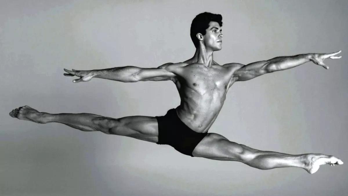 Per fare la spaccata come Roberto Bolle hai bisogno di aumentare la flessibilità delle anche con esercizi regolare e mirati che puoi eseguire da solo o sotto la guida esperta di un insegnante di danza a domicilio.