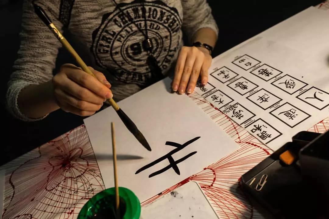 Nelle scuole di Milano puoi imparare le basi della calligrafia giapponese.