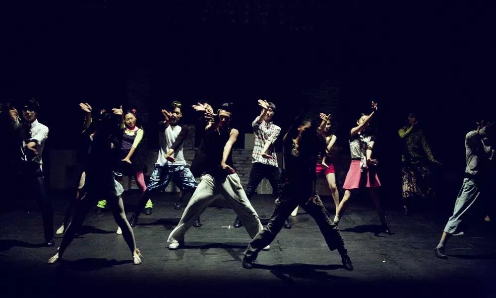 Con una lezione di danza si crea uno spettacolo dal vivo per chi partecipa e chi guarda.