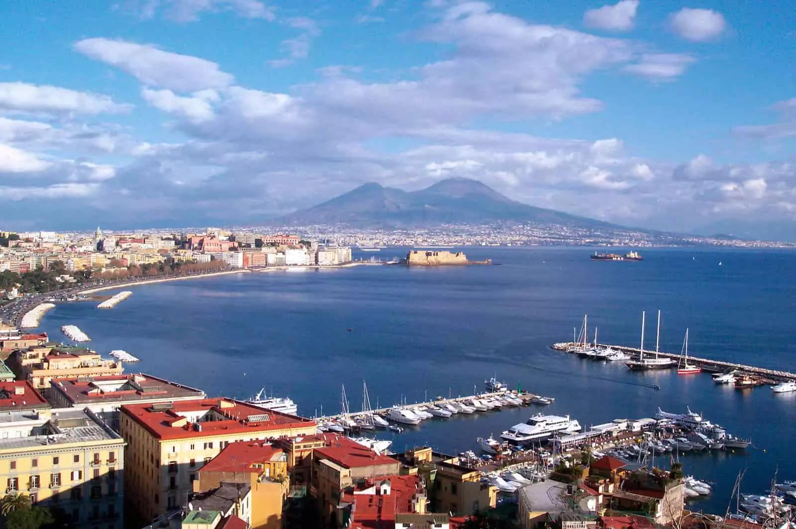 Con scuole di lingua ed enti di formazione puoi imparare il giapponese senza muoverti da Napoli.