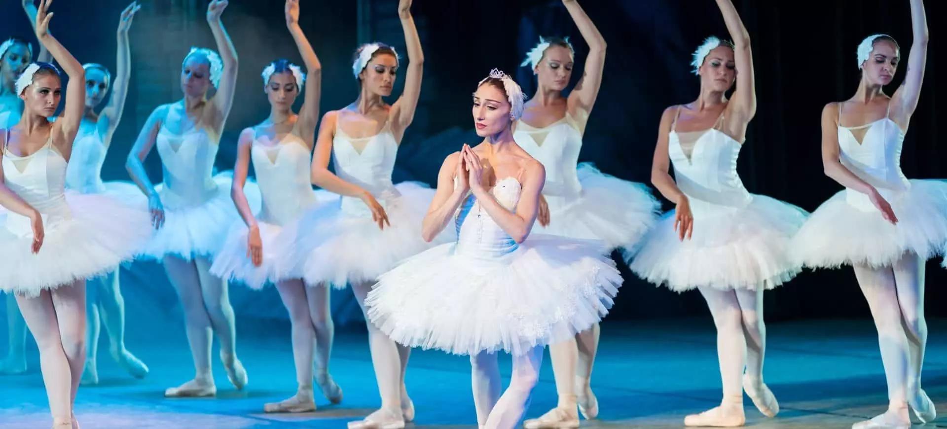 In ogni corso di danza la lezione inizia e termina con l'allungamento muscolare perché è il modo migliore per riscaldare i muscoli, avere maggiore elasticità e riuscire a eseguire la spaccata e ogni altra tecnica della danza.