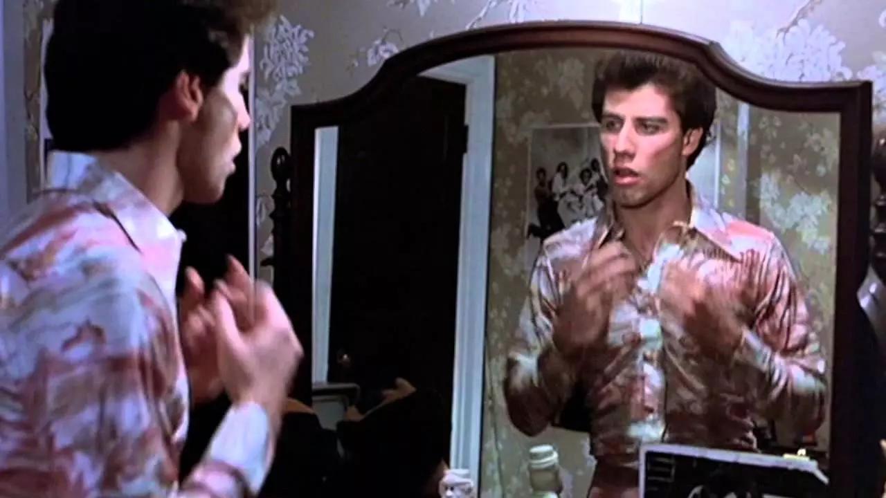 John Travolta, nel film che lo ha lanciato nella carriera di attore, è inarrivabile, davvero.