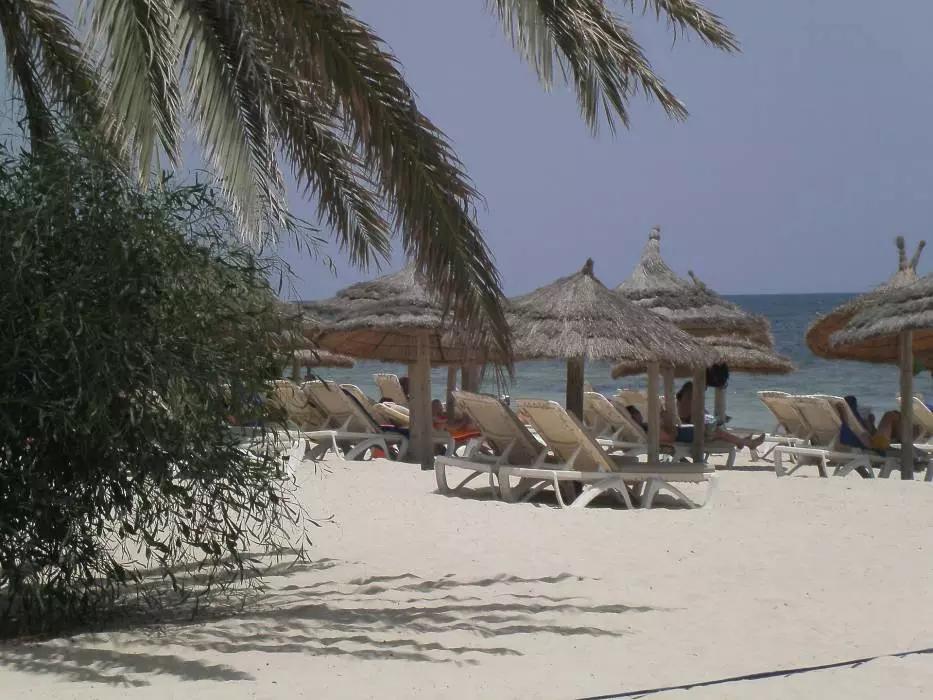 Se vai solo ad abbronzarti e a bere il mojito sulla spiaggia di Djerba, sarà assolutamente inutile prendere lezioni di lingua!