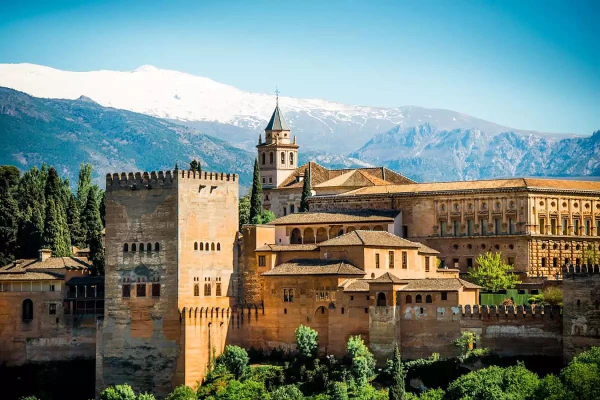 L'Alhambra è una delle parole che puoi imparare durante un corso di arabo.