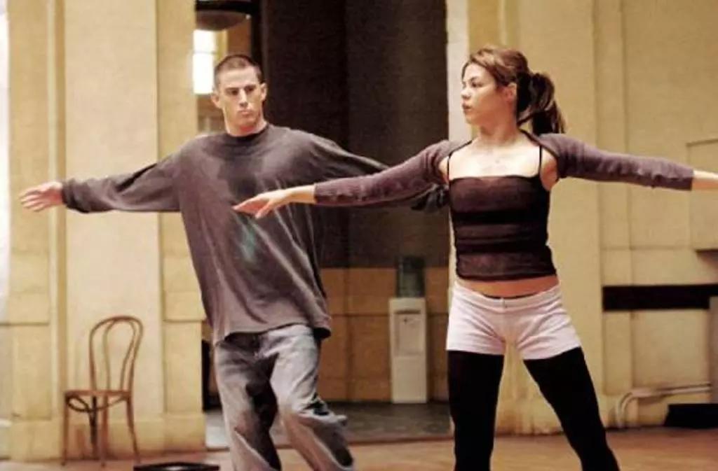 Ballare in compagnia aiuta a socializzare, migliorando l'autostima. Inoltre, porsi degli obiettivi e imparare nuovi passi di danza aumenta la fiducia in sé stessi.