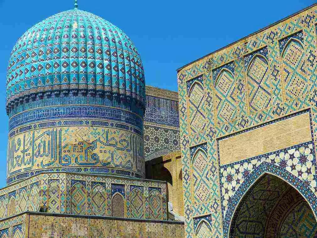 Come in Occidente, la magnificenza dei palazzi e dei monumenti di ispirazione religiosa è innegabile.