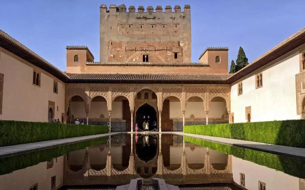 L'architettura araba è certamente molto affascinante. L'Alhambra di Granada ne è un esempio.