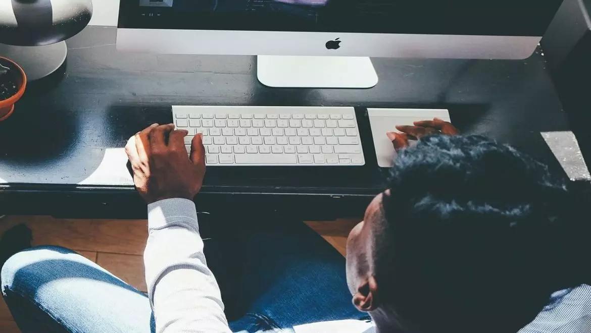 Su internet ci sono diverse risorse per studiare l'arabo coranico.