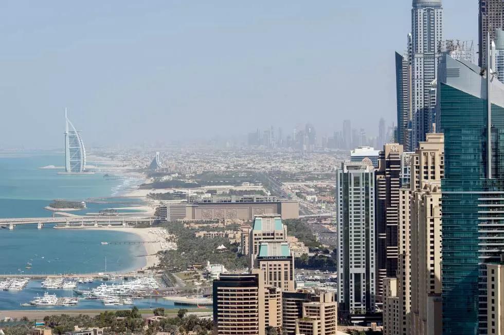 Dubai - ricchezza, lusso, eccessi e capitalismo - attrae molti turisti e lavoratori!