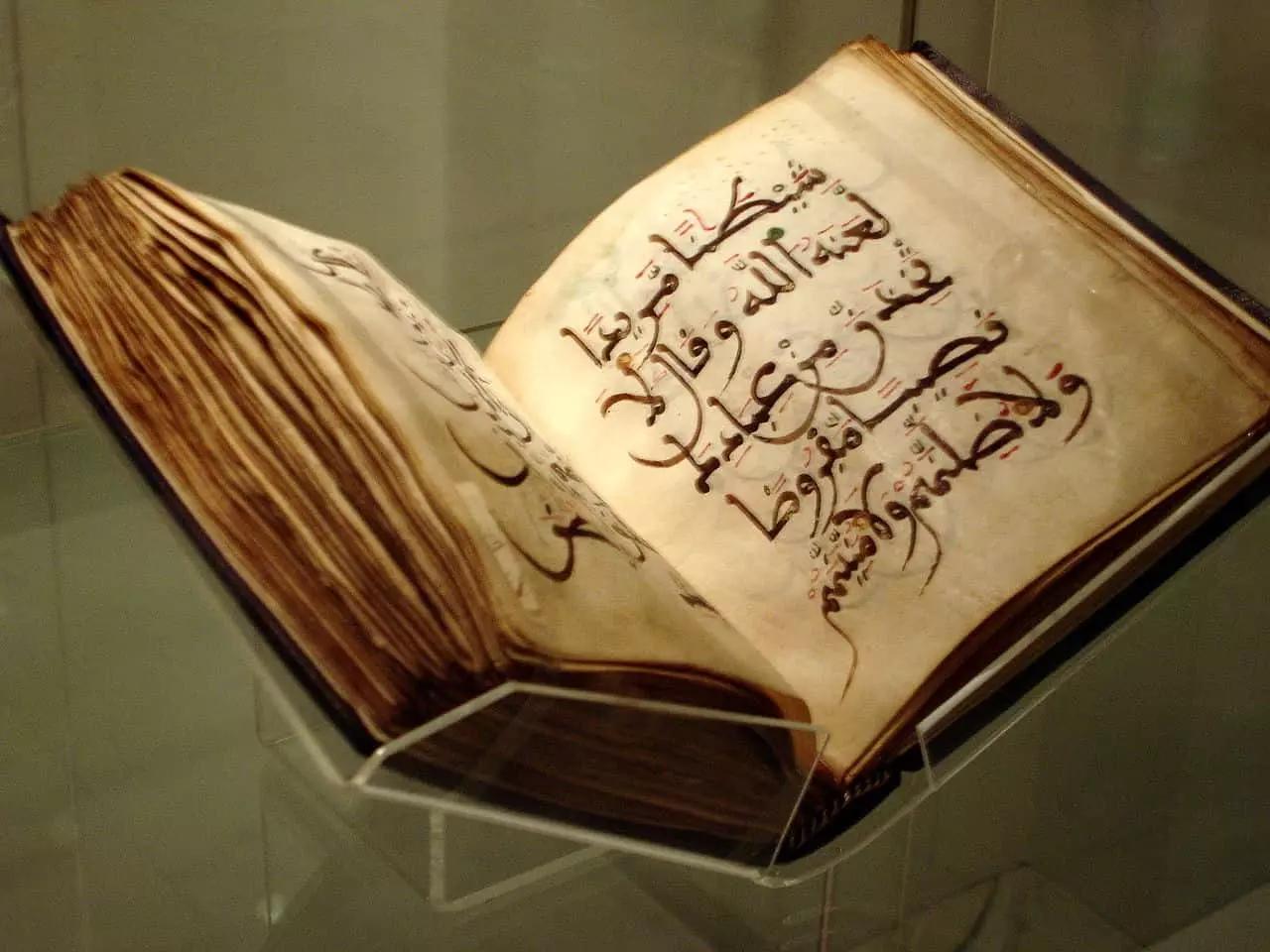 Studiando l'arabo attraverso il Corano potrai migliorare la lettura e la scrittura dell'arabo classico e letterario e conoscere più da vicino la cultura araba e l'Islam grazie al lavoro di centri culturali, moschee, università e insegnanti di arabo.