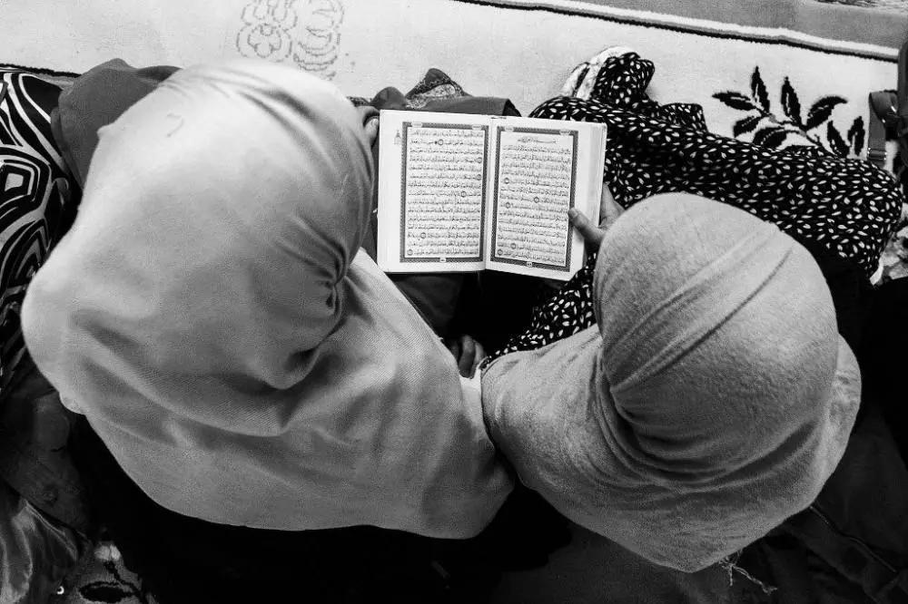 Per i musulmani l'arabo ha uno statuto di lingua sacra, poiché è quella del Corano.
