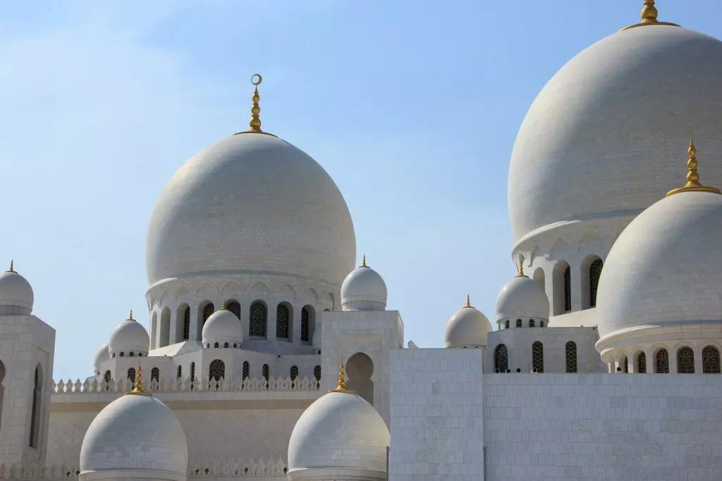 L'arabo è una lingua tetto: in linguistica questo significa che serve come lingua standard comune per tutti i dialetti. 